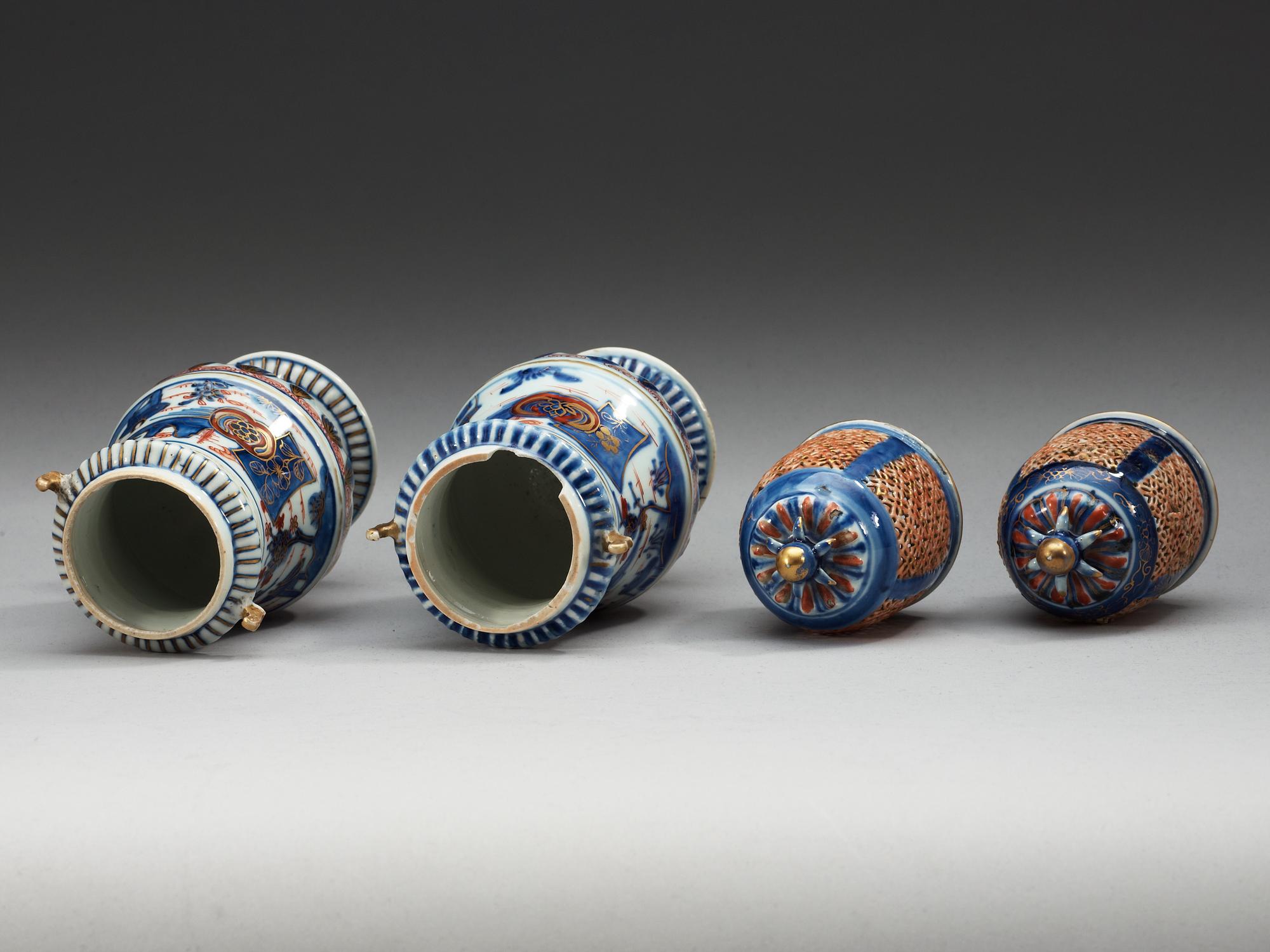 A pair of imari sugar casters, Qing dynasty, Kangxi (1662-1722).