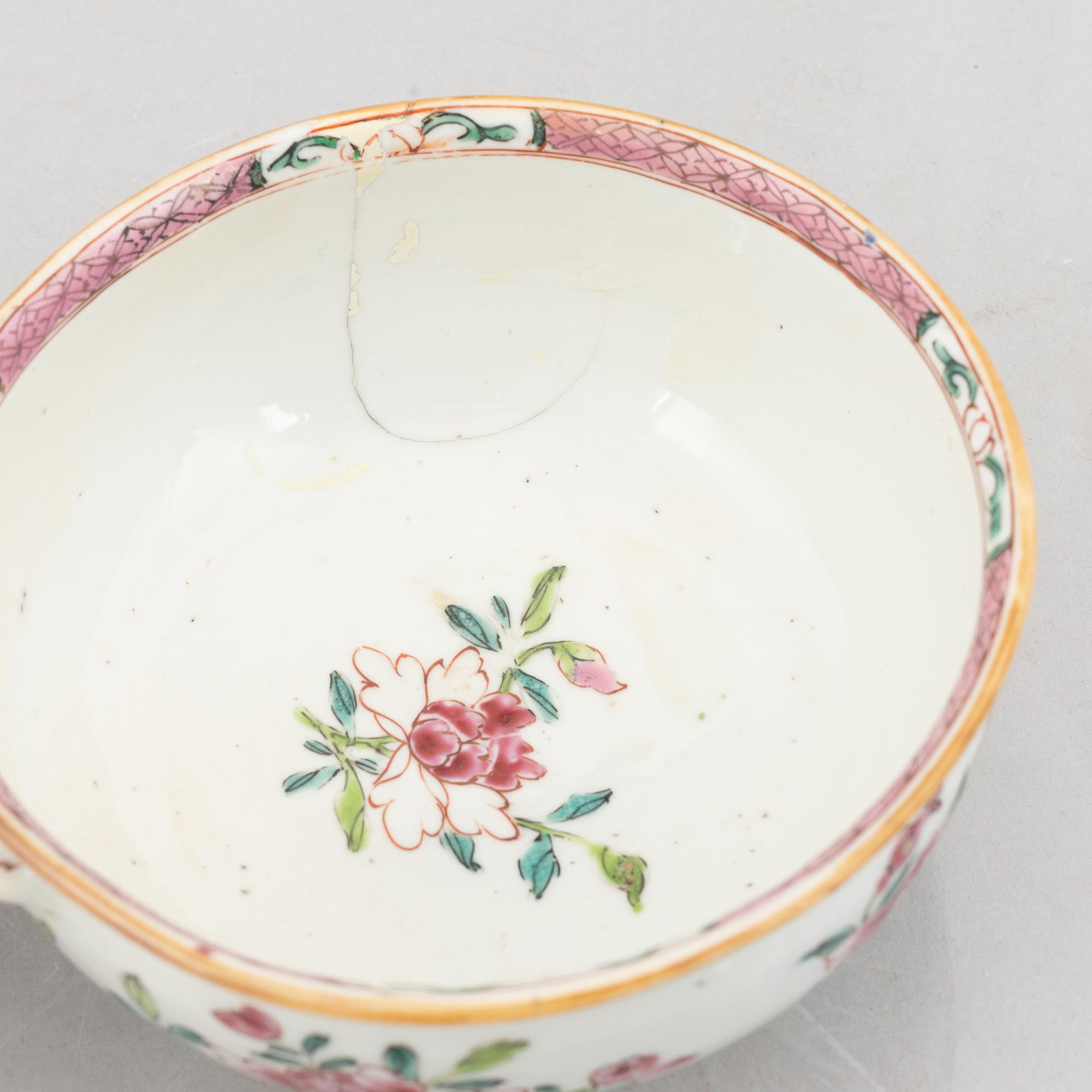 A pair of Famille Rose porcelain cups, China, Qing dynasty, Qianlong (1736-95).