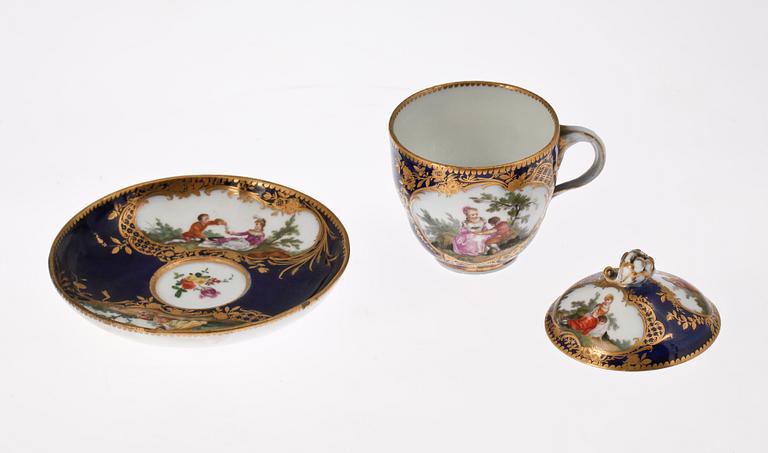 PRAKTKOPP, porslin Meissen (1763-1774) samt KOPP MED FAT, porslin. Meissen.