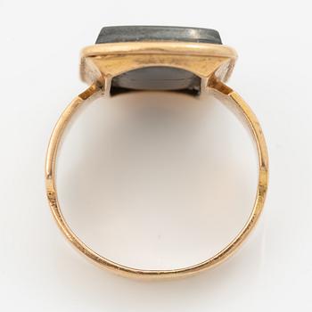 Signet ring, 18K gold with hematite and engraving.