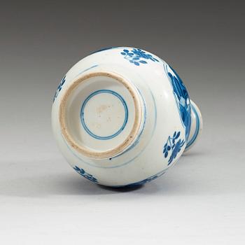 A blue and white vase. Qing dynasty Kangxi (1662-1722).