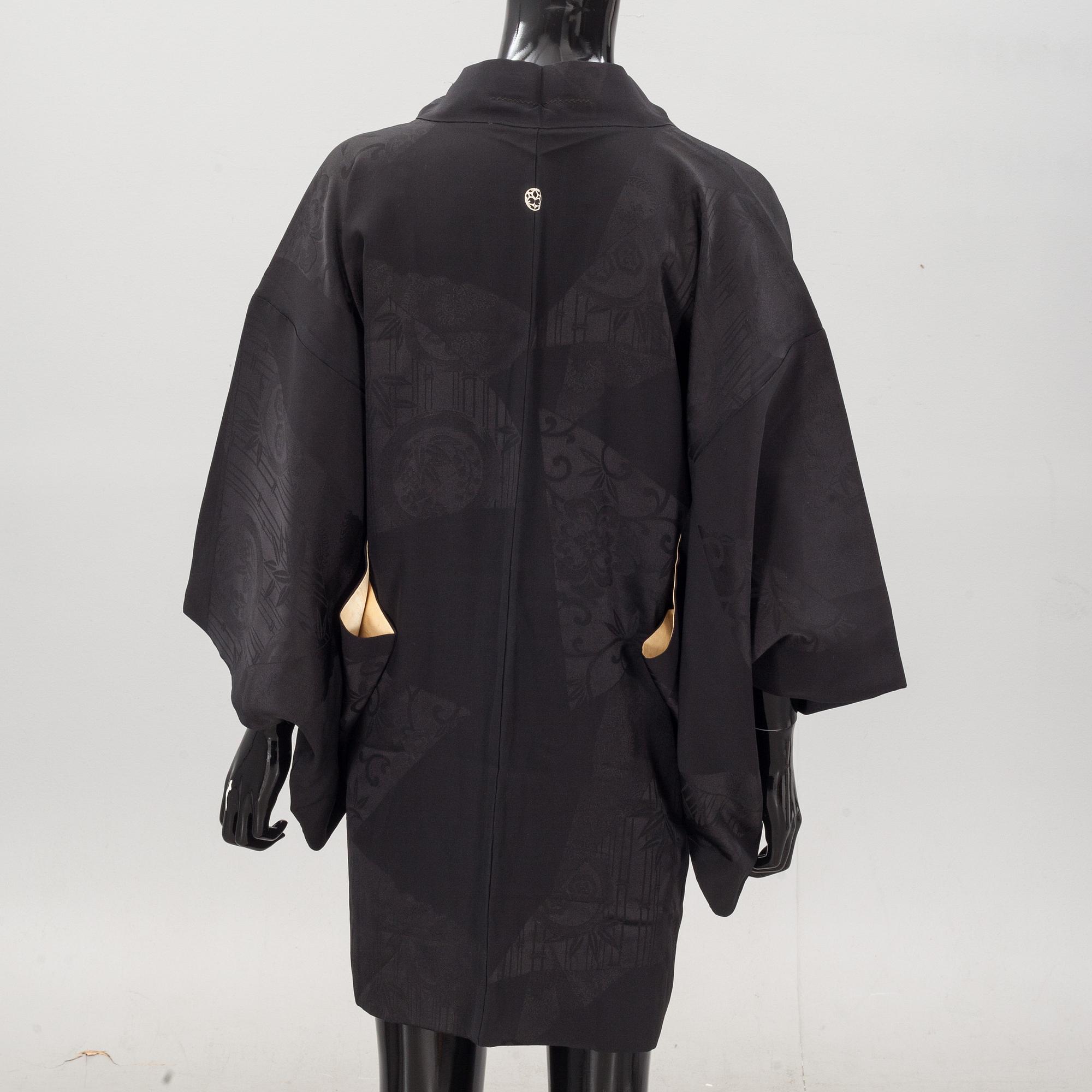 KIMONO, kort modell, siden. Enligt uppgift omkring 1900.