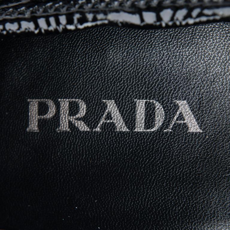 SKOR, Prada.