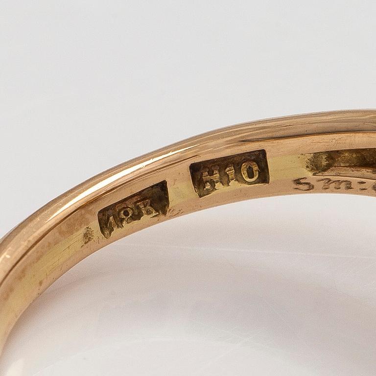 Ring, faceted emerald, brilliant cut diamonds, 18K gold, Stockholm 1982.