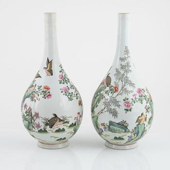 A pair of porcelain vases, China, 20th century.