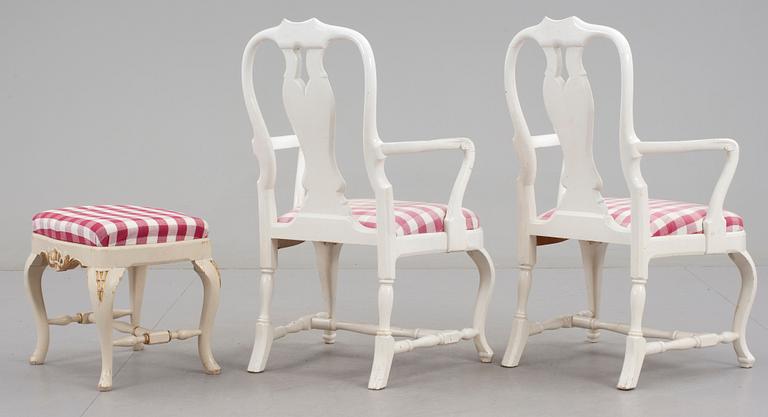 KARMSTOLAR, ett par, samt TABURETT, rokokostil 1900-tal.