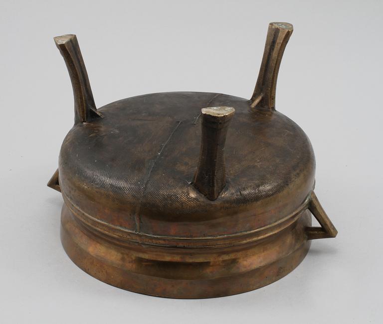 TRIPOD, mässing, daterad 1700.
