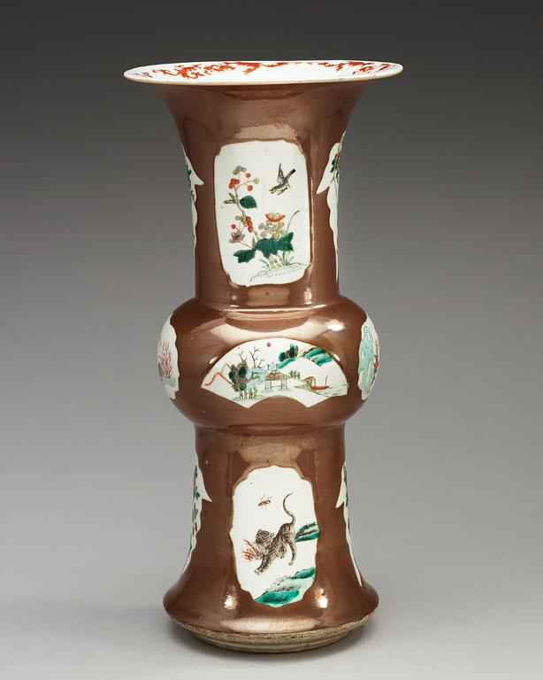 VAS, porslin. Qing dynastin, 1800-tal.