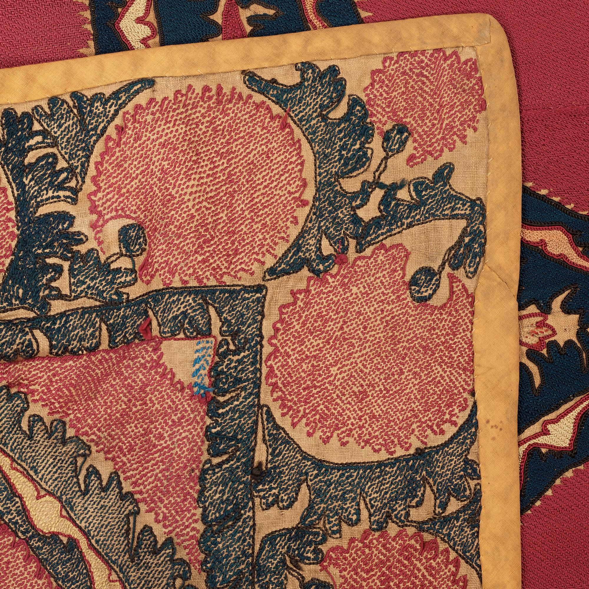 AN ANTIQUE UZBEK SUZANI EMBROIDERY, ca 253,5 x 142 cm (as well as 246x35, 108x9 and 138x7 cm).