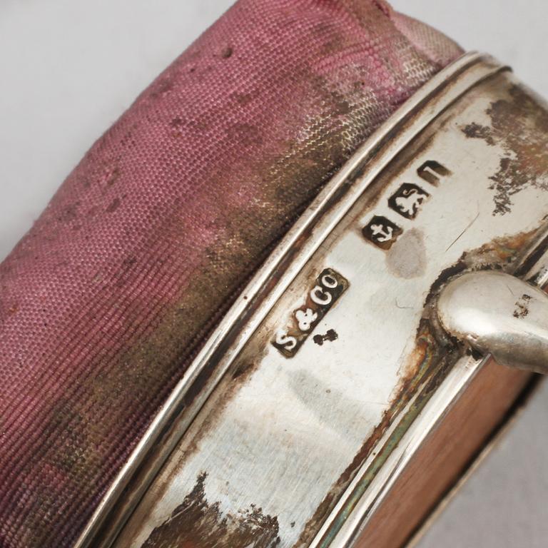 NÅLDYNA samt FINGERBORGAR, 5 st, delvis silver, 1900-talets första hälft.