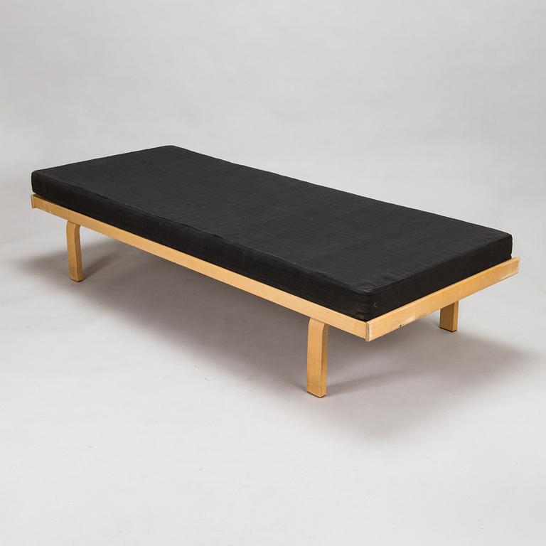 Alvar Aalto, a '710' daybed for Artek.