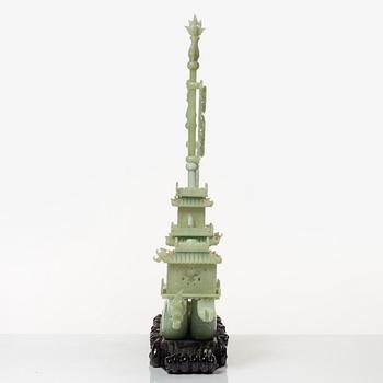 Skulptur, i form av fartyg, grön sten troligen bowenit, Kina, 1900-tal.