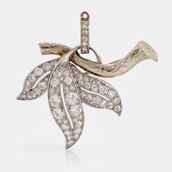 A brooch/pendant in 18K white gold set with old- and eight-cut diamonds.