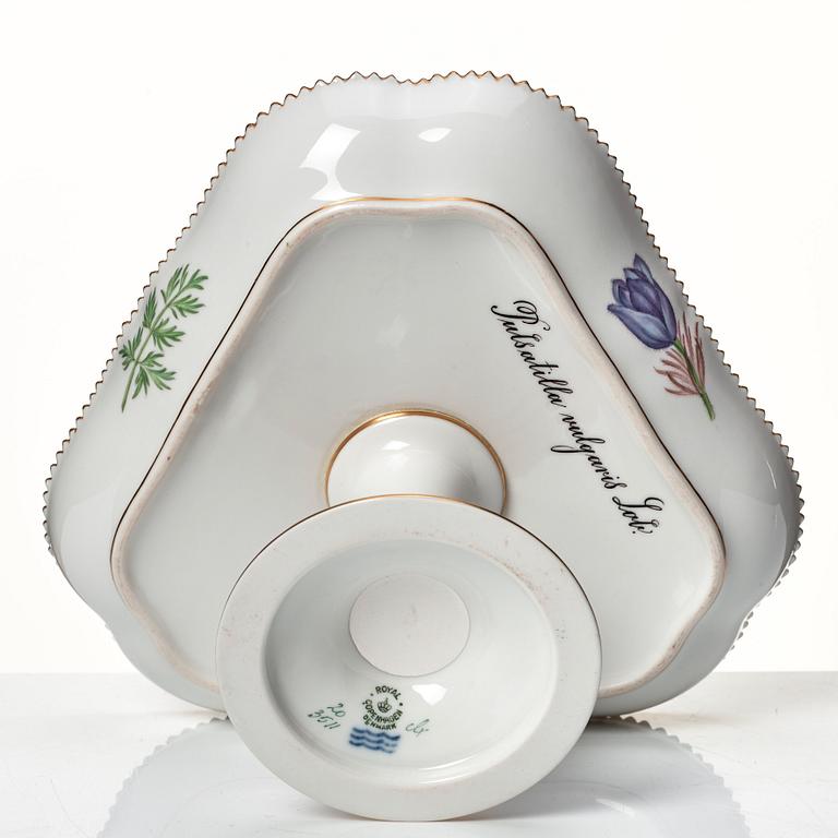 Tazza samt uppläggningsfat, porslin. Royal Copenhagen, "Flora Danica", Danmark, 1900-tal.