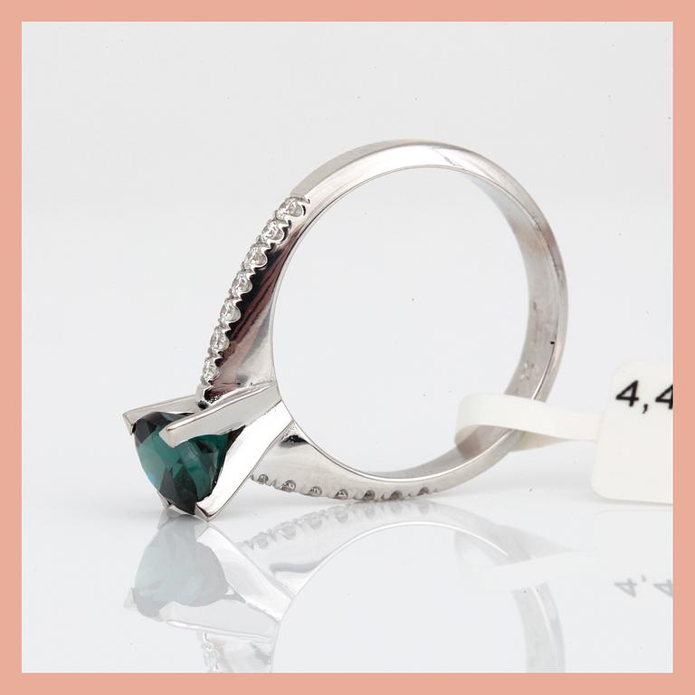 RING, 18K vitguld med grön turmalin, ca 1,18 ct och briljantslipade diamanter, tot ca 0,20 ct. Total vikt ca 4,49 g.