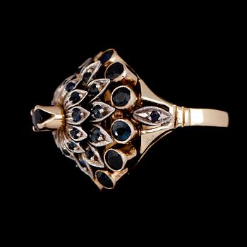 RING, 18 k guld, s k cocktailring med safirer.