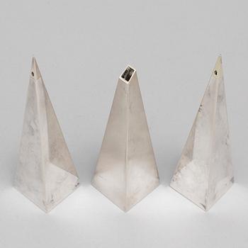 WOLFGANG GESSL, salt- och pepparkar samt vas/objekt, silver, Stockholm, 2000.