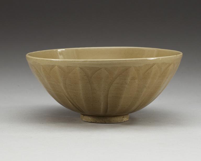 A green glazed bowl, Yuan dynasty (1271-1368).