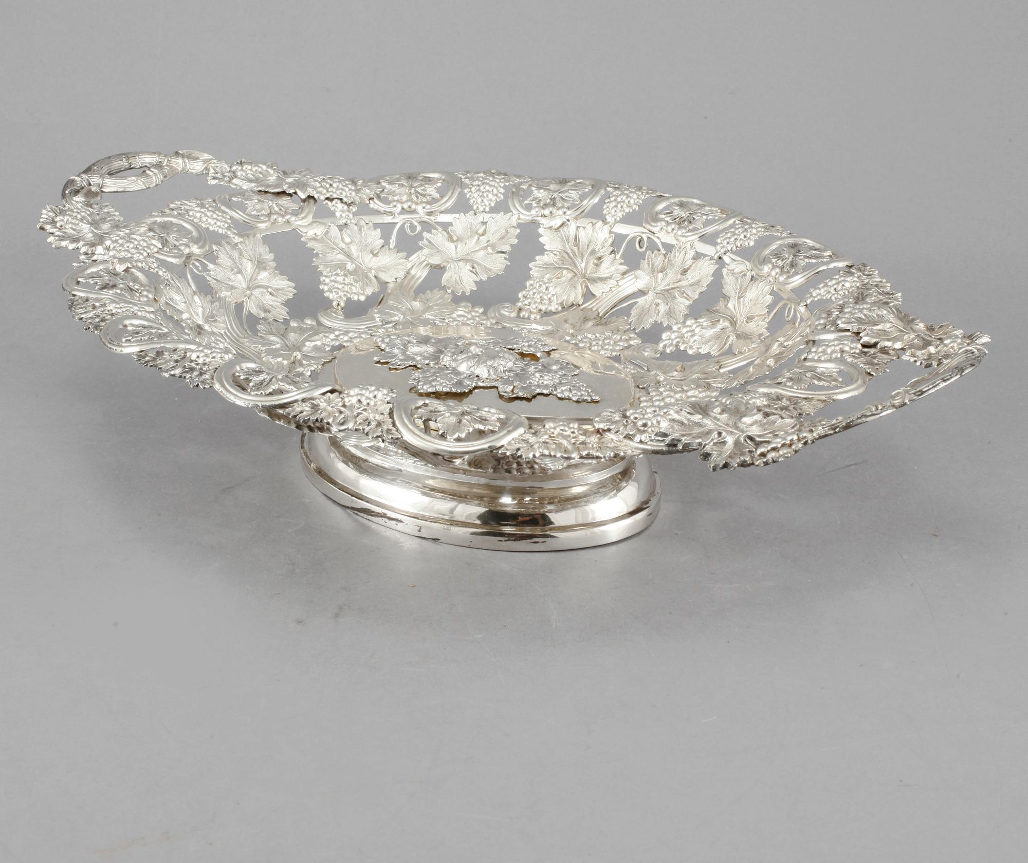 BRÖDFAT, silver, otydlig stämpel, Stockholm, 1835. Vikt 530 gram.