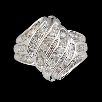 RING, 14K vitguld, briljant och baguetteslipade diamanter tot ca 0.97 ct.