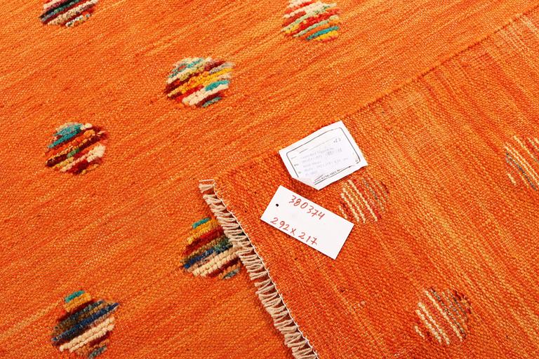 A modern design kilim carpet, a. 292 x 217 cm.