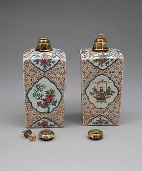 FLASKOR, ett par, porslin och mässing, trol Samson, Frankrike, 1800-tal.