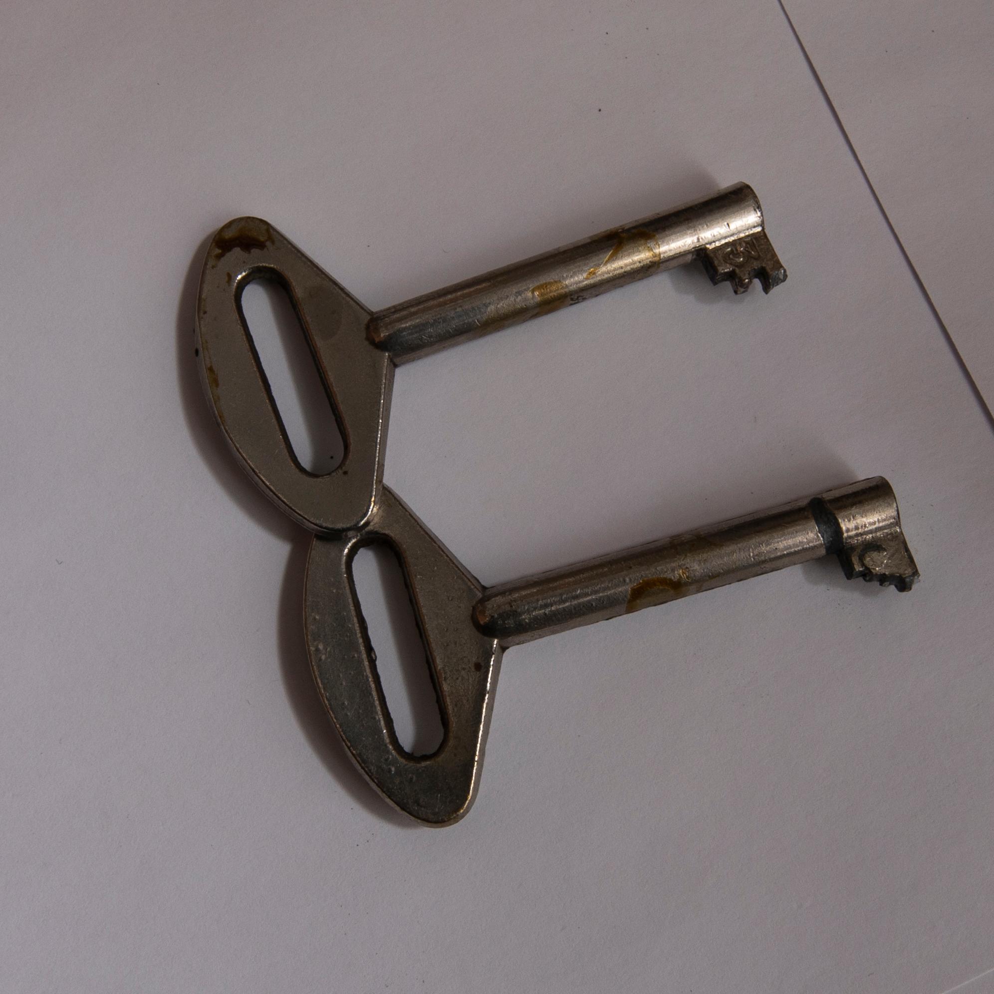 Vitrinskåp 1900-talets första hälft.