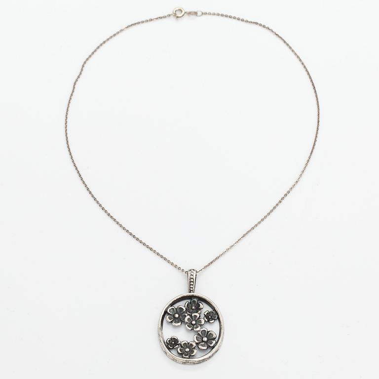 Jorma Laine, A silver necklace "Lemmikki". Turun Hopea, Turku 1974.