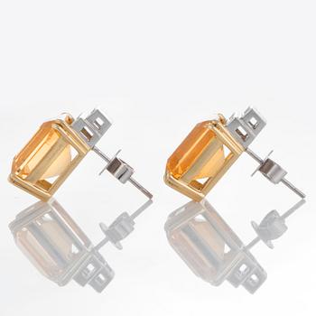 Ett par örhängen med fasettslipade opaler och baguetteslipade diamanter.