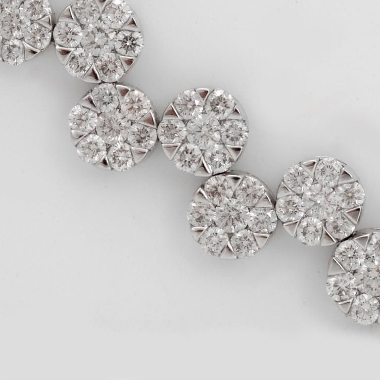 A brilliant-cut diamond collier, totally circa 19.31ct.