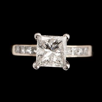 RING, 18 k vitguld, med princesslipad diamant 1.25 ct.