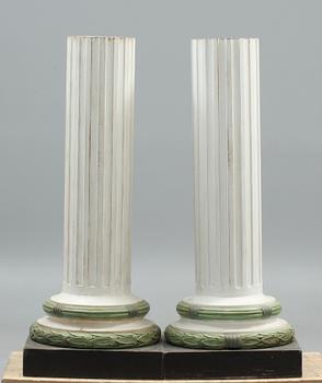 KOLONNER, ett par. Gustaviansk stil. 1900-talets andra hälft.