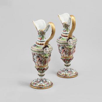 KANNOR, ett par, porslin, Capo di Monte-stil, omkring år 1900.