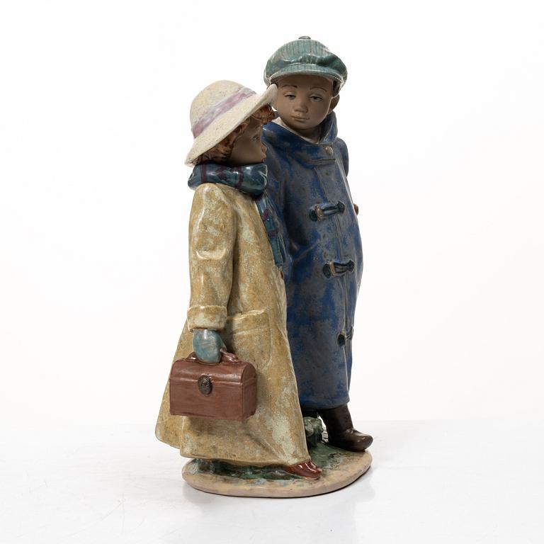 Lladró, 5 figuriner, " Flowers for mommy", "For a special someone", "Gime me a hug", "Classic scout", " Off to school".