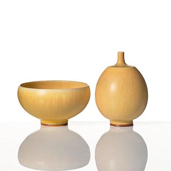 Berndt Friberg, vaser, 6 st, skål samt skylt, Gustavsbergs studio 1960-71.