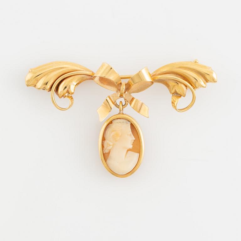 18K gold and shell cameo brooch.