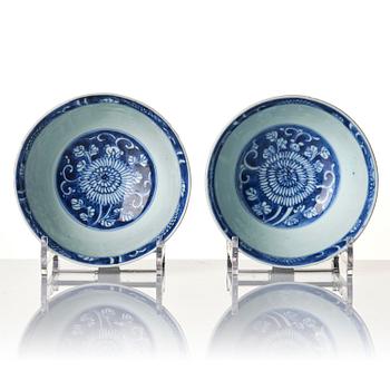 A pair of blue and white reverse decorated floral bowls, Qing dynasty, Kangxi (1662-1722).