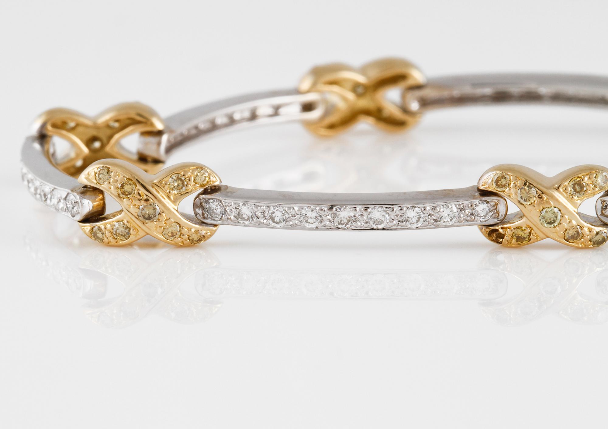 ARMBAND, 14K guld och vitguld med briljantslipade vita och gula diamanter ca 1.30 ct.  Vikt 12,7 gram.