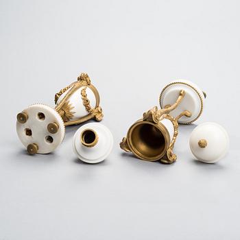 CASOLETTER ETT PAR, brons och marmor, Frankrike 1800-talets andra hälft.