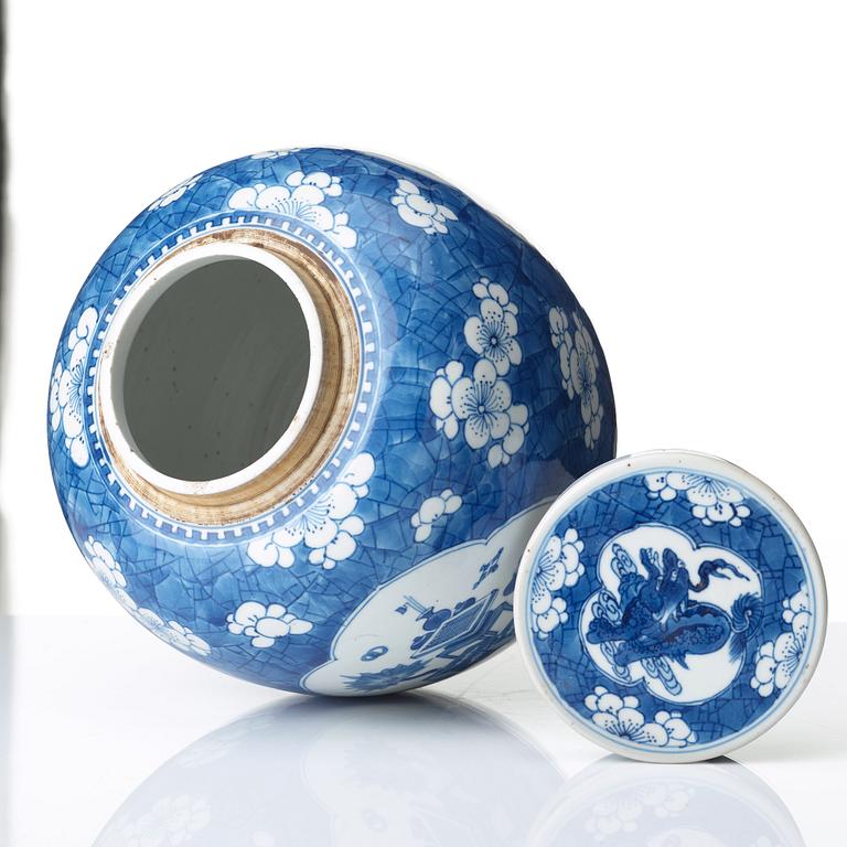 A blue and white jar with cover, Qing dynasty, Kangxi (1662-1722).