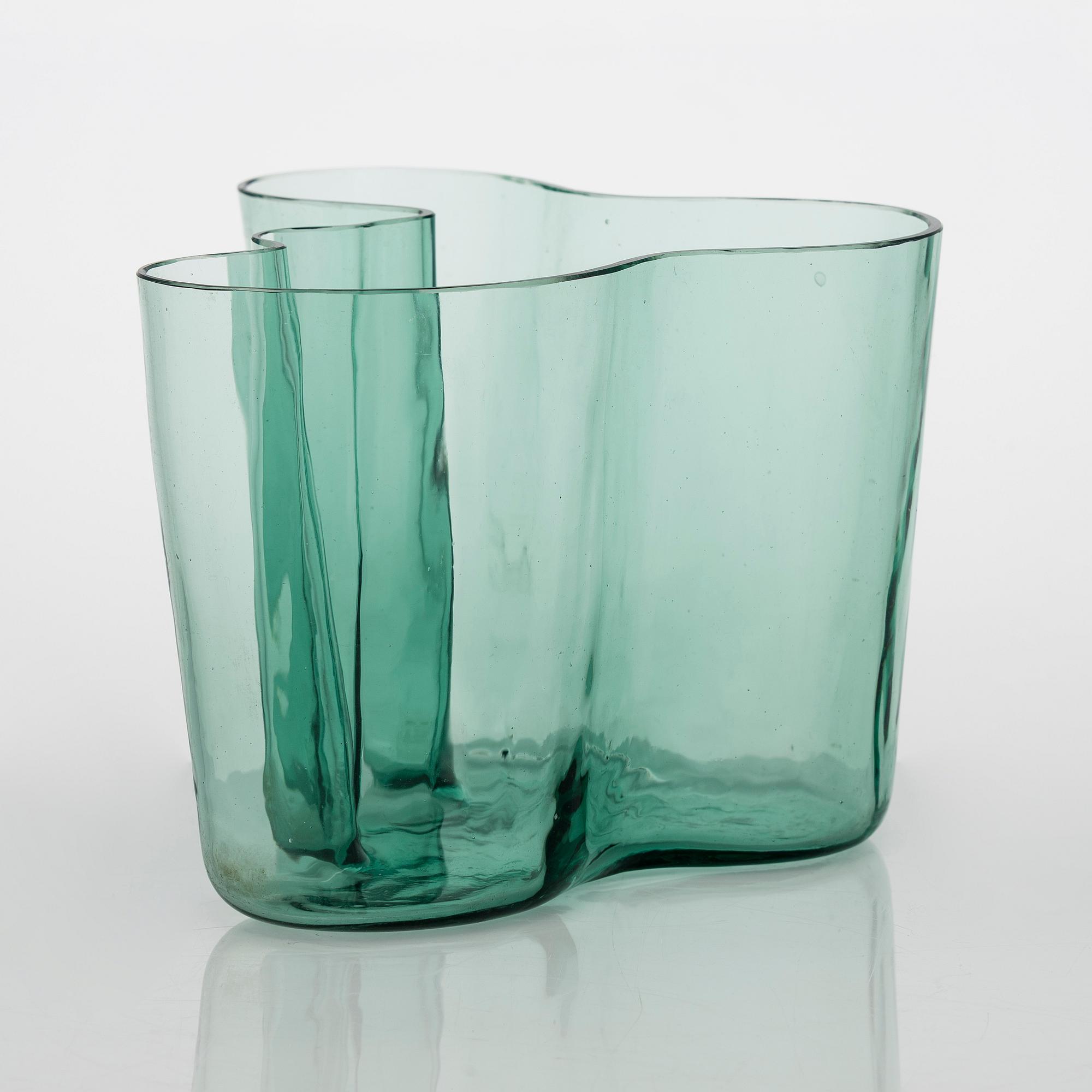 Alvar Aalto, A '9750' vase Karhula Glassworks in production 1937-1949.