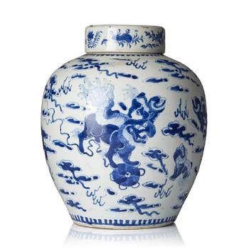 1185. A blue and white jar with cover, Qing dynasty, 19th century.