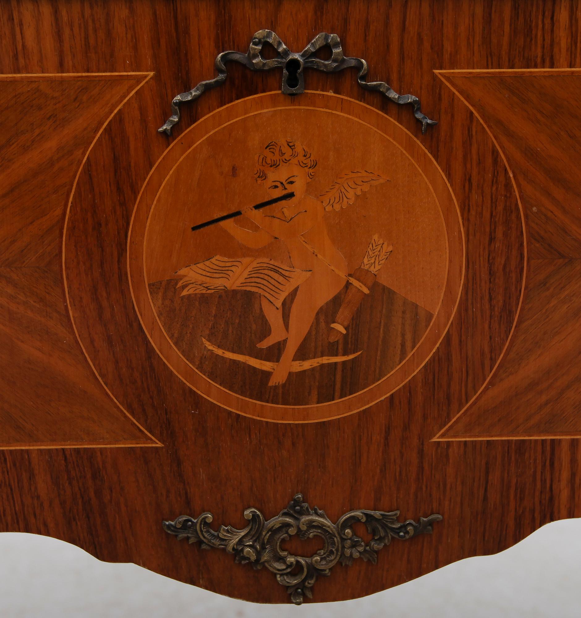 VITRINSKÅP, gustaviansk stil, 1900-talets mitt.