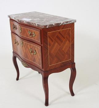 BYRÅ, gustaviansk stil.