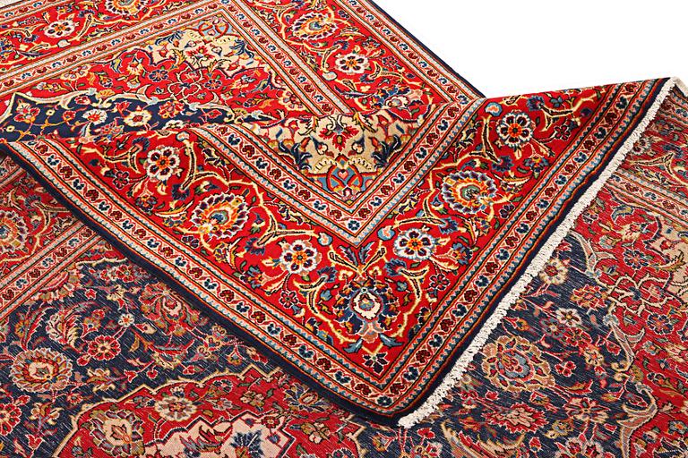 A Kashan carpet, c. 305 x 200 cm.