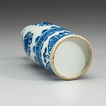 A blue and white flask, Qing dynasty, Kangxi (1662-1722).