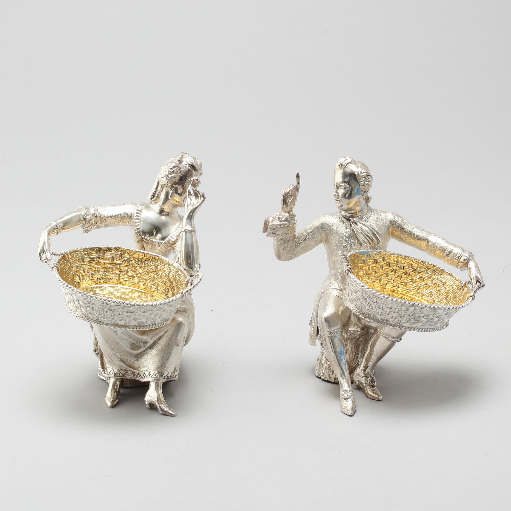 A pair of silver figurines bought at Garrard, London, 21th century.