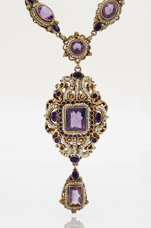 A parure comprising a necklace, a pair of earrings and a ring.