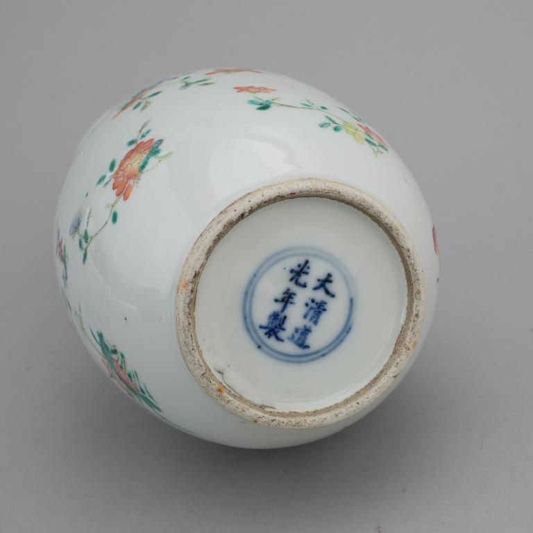 VAS, porslin. Qingdynastin, sent 1800-tal, med Daoguangs märke.