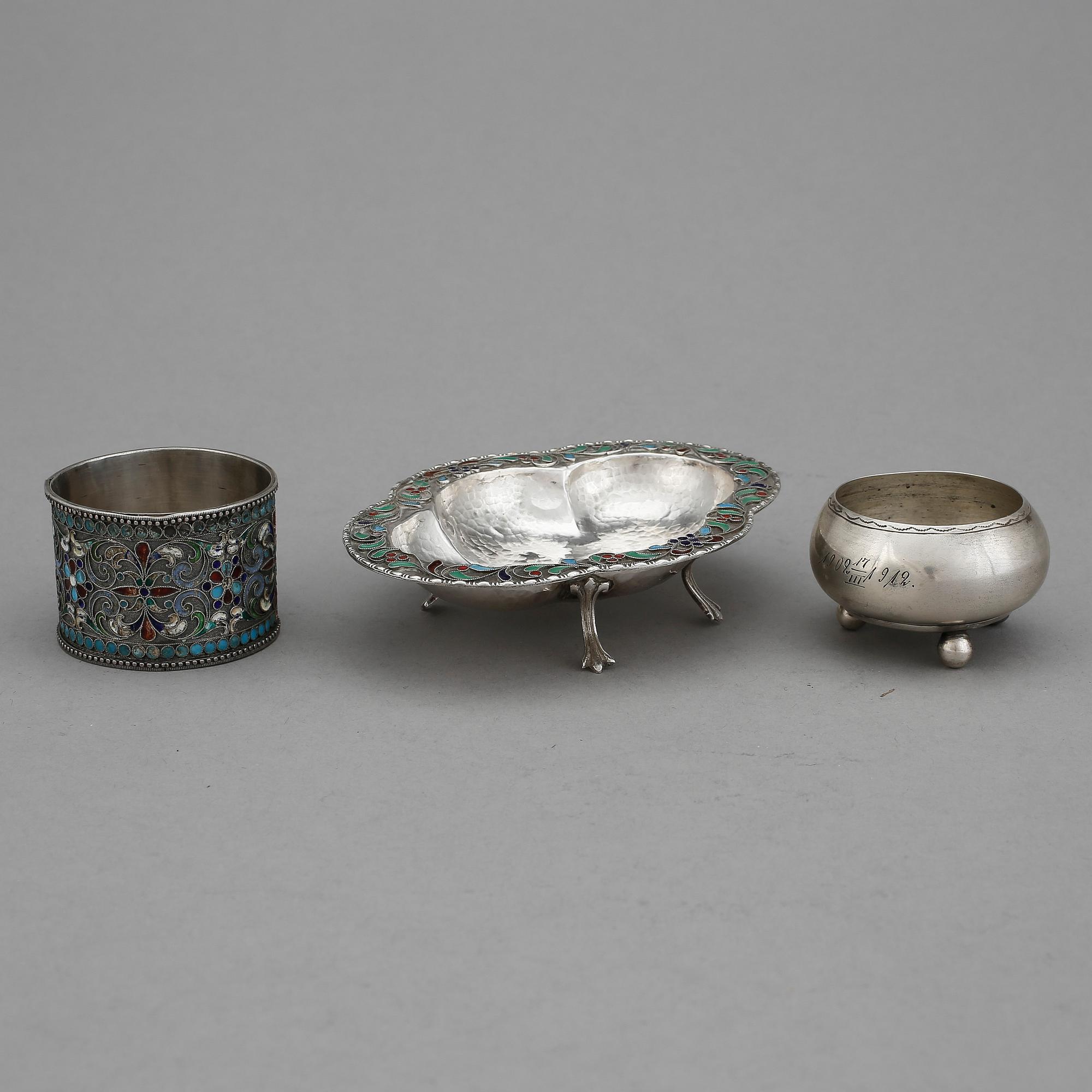 SKÅL och SERVETTRING samt SALTKAR, silver, bl a Ryssland, ca 1900. Tot vikt: 89 gram.